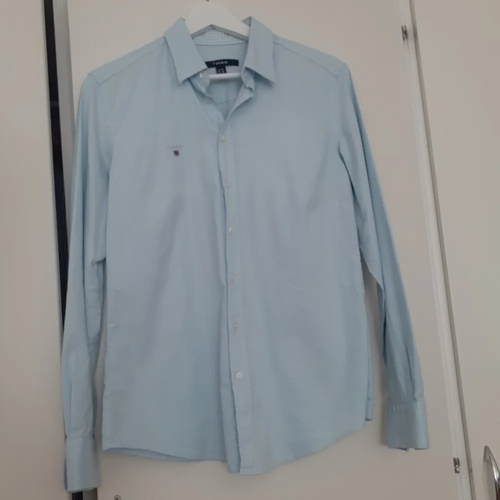 Gant skjorta nästan ny har använd den två gånger den är liten för mig. Den är i storlek 40 men passar 38 också. . Skjortor.