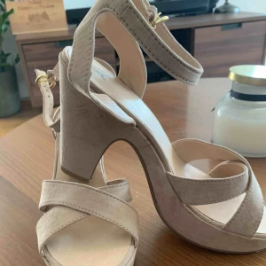  - Säljer ett par oanvända klackar från Åhléns.  Prislapp finns kvar. 299 kr i nypris, säljer för 110 kr.  Färg: beige Storlek 40, men passar även en 39:a. 