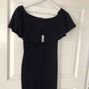 - Stretchig klänning från Nelly Trend  Aldrig använd  Marinblå 