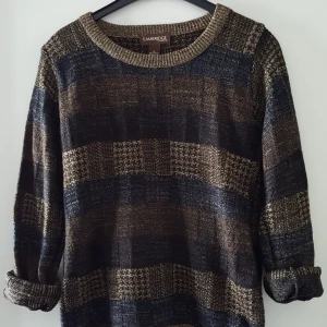  - Vintage stickad tröja i fint skick. Storlek XL men stämmer ej då den är liten i storleken och mer som ca S/M. Fraktkostnad blir 72kr.