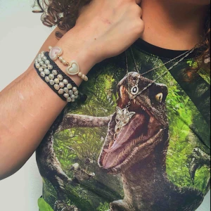  - - 100% bomull  - oanvänd (med undantag för bilden)  - Jurassic world tank top  - från H&M samarbete med Jurassic world - svart baksida  - bara 29kr 