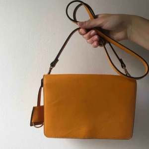  - Gul axelbandsväska