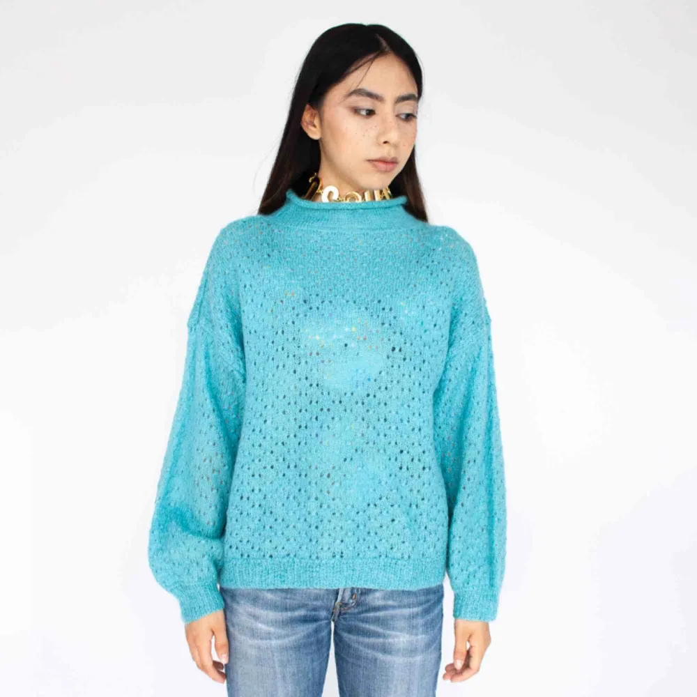 Vintage 90s knot sweater in turquoise Label missing, fits best XS-S Model: 165/XS Measurements (flat): length: 51 cm pit to pit: 57 cm Price is final! Free shipping! Read the full description at our website majorunit.com No returns. Stickat.