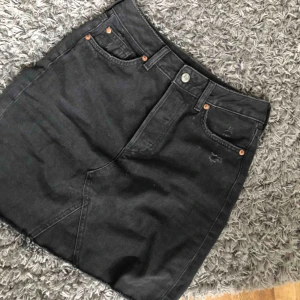  - En superfin kjol från hm, tyvärr har den blivit för liten😕. Köparen står för frakt 