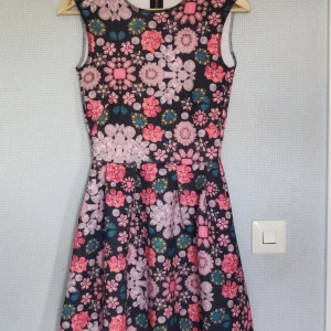  - Klänning i dyckardräkts liknande material. Använd en gång. Mycket bra skick! 