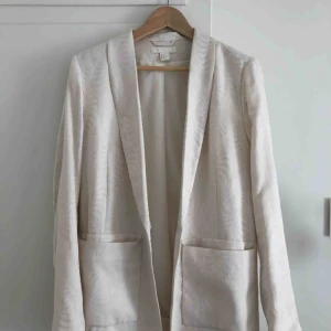  - Vit kavaj från H&M, med snörning i midjan. Aldrig använd är stl 42 funkar som oversize för stl38&40.