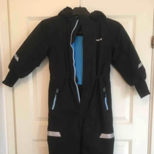  - Knappt använd vinteroverall från Everest, storlek 116, fothällor hela
