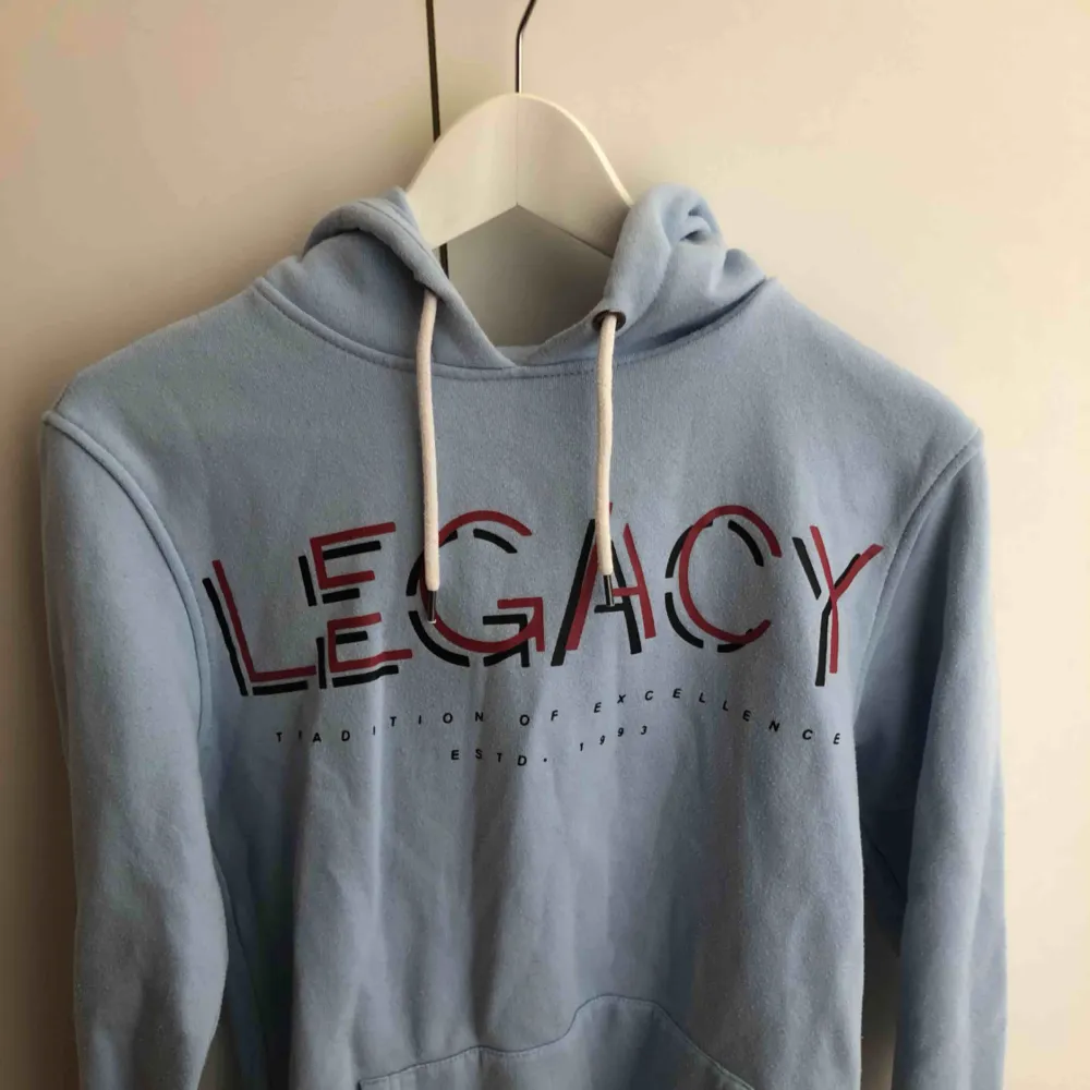 Fin blå hoodie med texten ”LEGACY” på 💙. Hoodies.