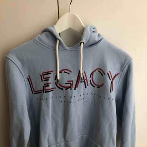 Fin blå hoodie med texten ”LEGACY” på 💙