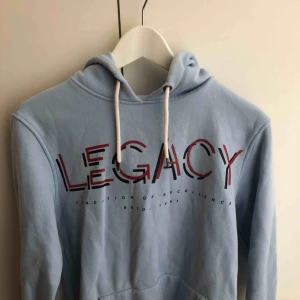  - Fin blå hoodie med texten ”LEGACY” på 💙