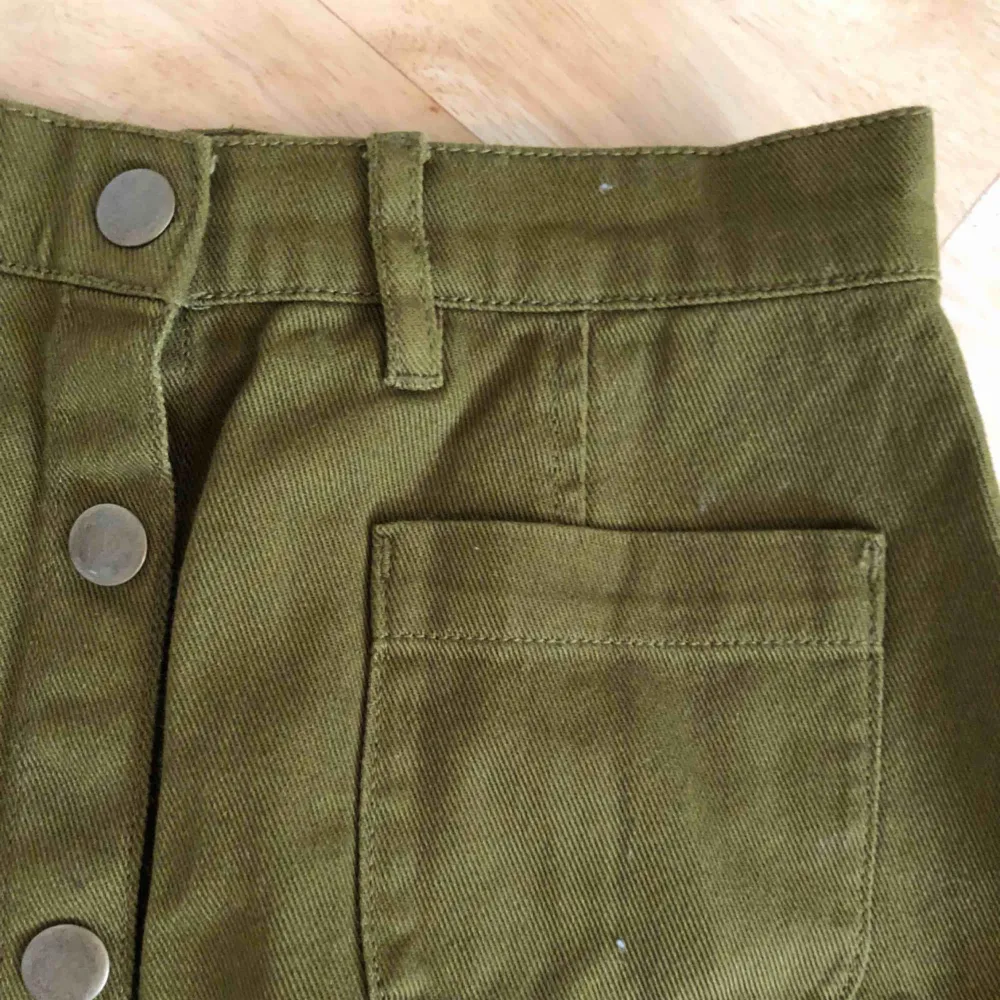 Militärgrön kjol från monki, använd ett fåtal gånger och är därför i nyskick! Köparen står för frakten 🛍. Kjolar.