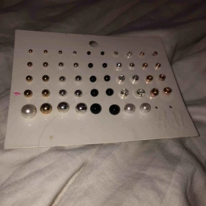  - Massa örhängen saknas 1 par och har satt in ett annat örhänge vid det guldiga, alla som är där på är o använda! Köpt på hm