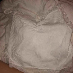 Tröja - Strl xs men skulle säga S/M istället! Har en likadan i gul, super snygg köpt på new yorker. Oanvänd