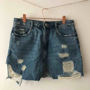  - Säljer ett par år gammal jeanskjol från Zara. Använd fåtal gånger och är i bra nyskick! 💞 Köparen står för frakt. 