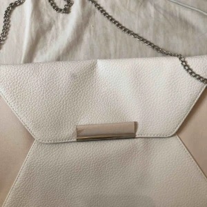  - Säljer denna fina väska som jag tror är från Don Donna!💛