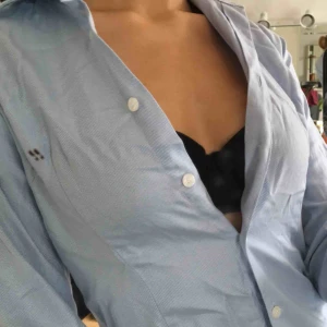  - Ljusblå skjorta, i gott skick!