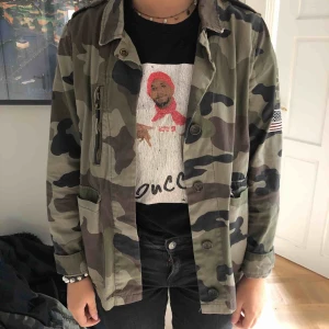  - En snygg militär jacka, nypris 299kr. Använd endast en gång 