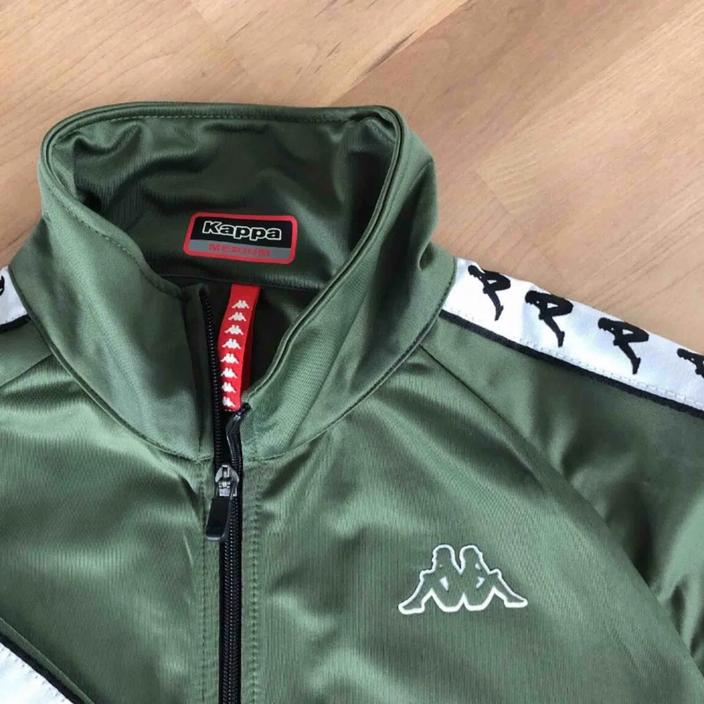 Fin grön kappa zip-hoodie, aldrig använd, storlek medium.  Kan mötas upp i Stockholm eller frakta men du står isf för frakten!🙌🏼. Hoodies.