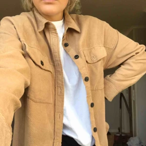  - Snygg Manchesterskjorta från Bershka, mycket bra skick. Frakt tillkommer, eller mötas i Sthlm 