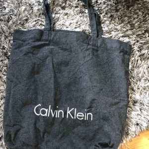  - Säljer min tygkasse från Calvin Klein då den tyvärr bara ligger i garderoben.. perfekt att använda som matkasse🤪 tar betalning via swish och fraktar mot fraktkostnad 