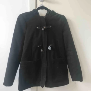  - Svart kappa , oklart var ifrån. Frakt tillkommer.