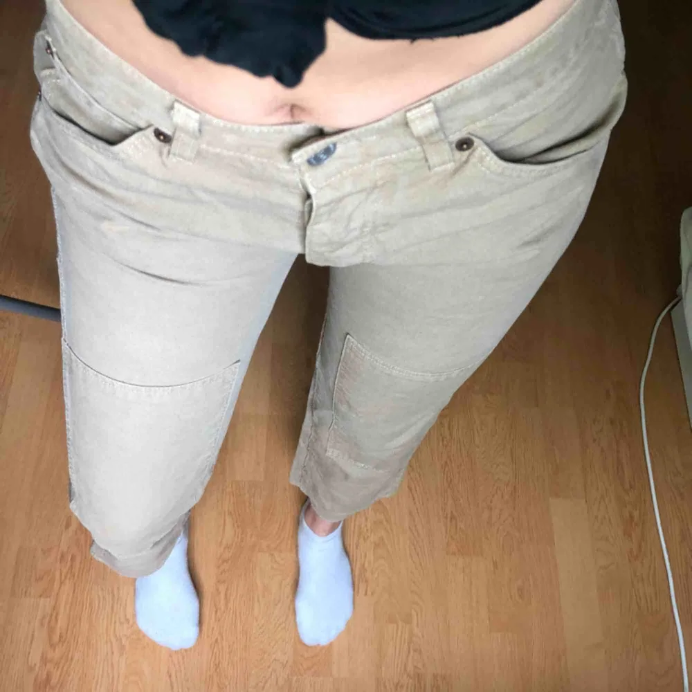 Jättesnygga crocker jeans Beige med fickor och lappar 200kr Storlek Xs passar S/mindre M också Aldrig använda dm för mer info🐢❎⚡️. Jeans & Byxor.