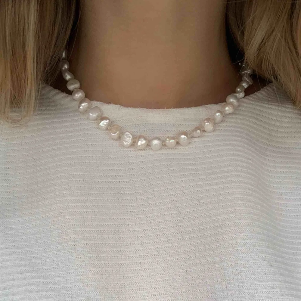 Väldigtcoolt halsband med vita stenar! Säljes pga använder andra halsband mer, typ helt oanvänt:). Accessoarer.