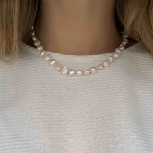  - Väldigtcoolt halsband med vita stenar! Säljes pga använder andra halsband mer, typ helt oanvänt:)