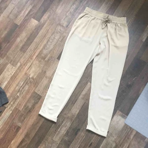  - Jätte sköna tunna byxor i beige från Zara. Frakt tillkommer.