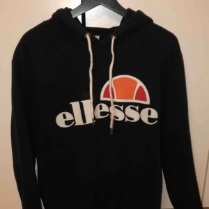  - Hoodie från Ellesse, sparsamt använd, fint skick!🌻 Köpare står för frakt på 60kr🌼