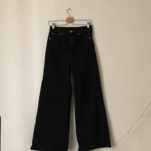  - Superfina svarta jeans modell ace från weekday, köpta här på plick. Säljs pga lite för stora för mig. W: 26 L: 32. Använda så skulle säkert passa en 27a! Kan mötas upp i Gbg annars tillkommer frakt✨