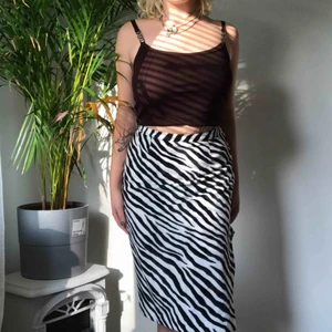  - Världens finaste midi skirt i faux fur med en slit! Älskar den men 💕behöver pengarna💕 Sitter som en 36, och är lite tight   Jättefint skick-knappt använd  🦋fraktas eller möts upp i sthlm🦋  ✨Öppen för förhandling angående fraktkostnad✨