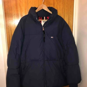  - Oversized vinterjacka från Tommy Hilfiger Ordinarie pris: 3000kr 