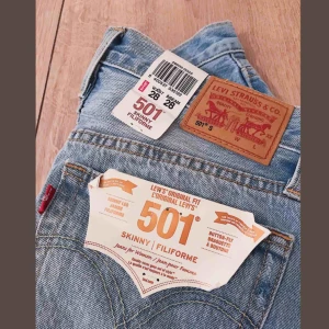  - Helt nya oanvända jeans från Levi’s, sjukt snygga. Är för små för mig och då jag inte hittar kvittot så kan jag inte byta dom.