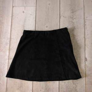 Kort kjol i mocka imitation med dragkedja på sidan, Bra skick! Från Brandy Melville (finns ej som alternativ)