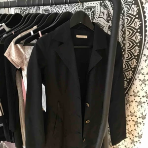  - Kappa i starkare tyg! Kavajaktig men har tagit ut axelmuddarna och sytt igen så den ska få en mer avslappnad look. Passar något större på mig som vanligtvis har 34-36. Frakt tillkommer ✨✨