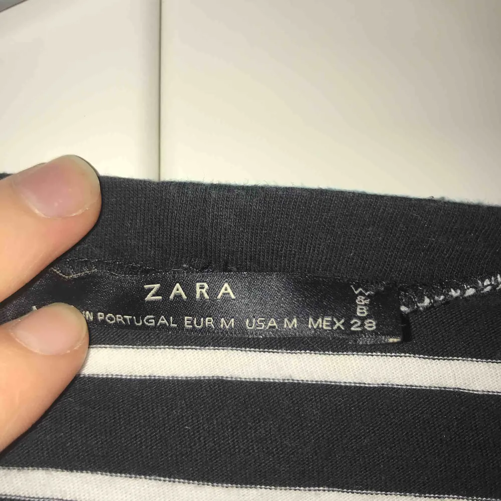 Svart-vit randig tröja med (fejk)läderdetalj på framsidan i stl. M från Zara. Tröjor & Koftor.