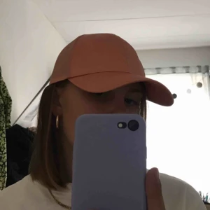  - Säljer min rosa keps från Acne Studios, aldrig använd och prislappen är kvar. Kan mötas upp i Lund, annars står säljaren för frakten:)