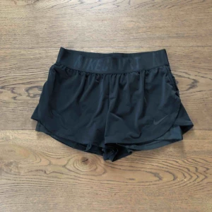  - Använda fåtal gånger, som nya  Nike shorts storlek M  