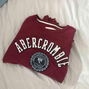 Vinröd tröja från Abercrombie and Fitch, storlek m