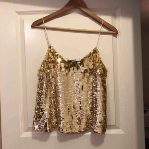  - Guldig paljett topp från bikbok. Storlek S använd 1 gång. Klockren på party eller nyår! 