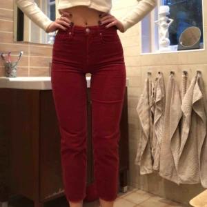  - Röda manchesterbyxor från H&M som är supersnygga! Säljer då dom inte längre kommer till användning.  Sytt ihop ett hål vid gylfen (sista bilden), men annars i bra skick! Möts upp i Göteborg, men fraktar om köparen står får kostnaden :)