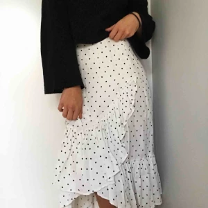  - Min gamla favoritkjol i sidenliknande i prickigt typ. Köpt förra sommaren. I gott skick fortfarande!  Nypris 400