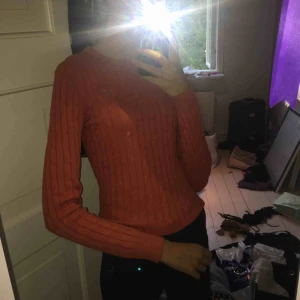  - Kabelstickad orange tröja från Gant i strl xs, passar även s. Jättefin färg och toppskick, köpt för ca 1300