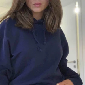  - Snygg mörkblå hoodie från nakd, aldrig använd så i mycket fint skick