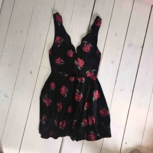  - SUPERfin bysdress/jumpsuit från Urban Outfitters. Svart i sammet med röda blommor, lite ”vågor” på urrigningen som är ganska djup. Använd en gång så i perfekt skick och köpt för ungefär 700 kr. Passar även S