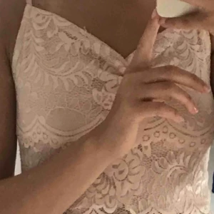  - Super söt topp, gammalrosa med lite glans i tyget! Går att justera i banden, och passar även S. Knappt använd 🤗