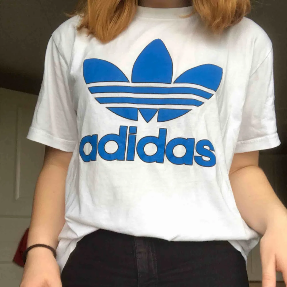 Snygg T-shirt från Adidas, inte använd allt för mycket så i bra skick. Köparen betalar frakt.. Tröjor & Koftor.