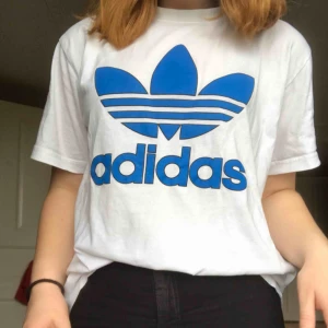  - Snygg T-shirt från Adidas, inte använd allt för mycket så i bra skick. Köparen betalar frakt.