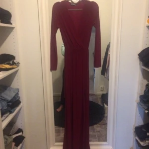  - Fin lång klänning som är använd endast vid ett tillfälle .. 39kr i frakt tillkommer 